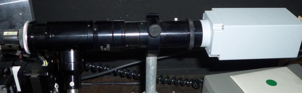 4.8 Cámara CCD Para la colocación manual de la punta de fibra óptica se tiene que utilizar una cámara, ya que el ojo humano no puede ver unas cuantas micras de separación entre esta y la muestra, por