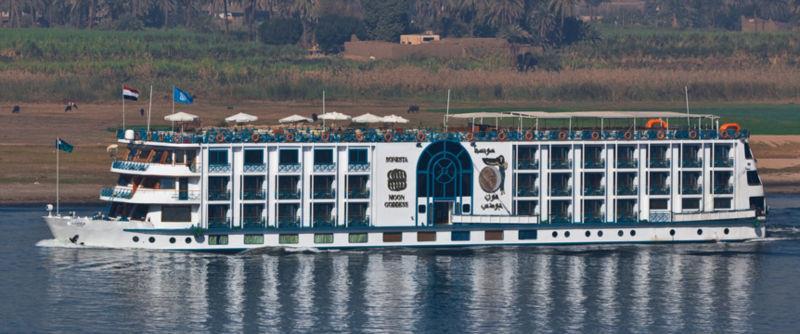 Cerca de las 12h00 nos trasladaremos al puerto para hacer el check Inn en el CRUCERO en el Río Nilo donde nos esperan con una bebida de bienvenida; luego recibiremos las llaves de nuestra habitación