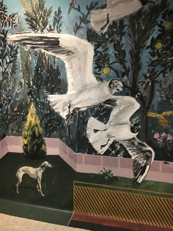 El artista español ha hecho uso del trompe-l oeil, creando un espacio abierto, saliendo más allá de las propias paredes del hipogeo con la