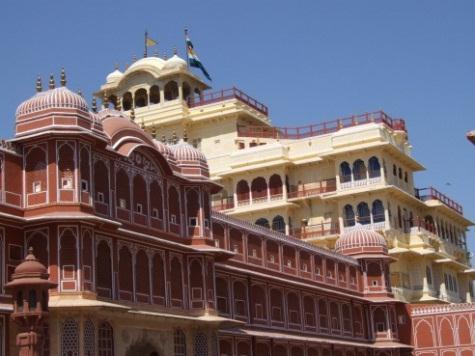 Salida hacia Samode, situada a 42 kilómetros de Jaipur, para visitar el impresionante palacio del siglo XVIII de arquitectura rajput-mogol, muy bien conservado al