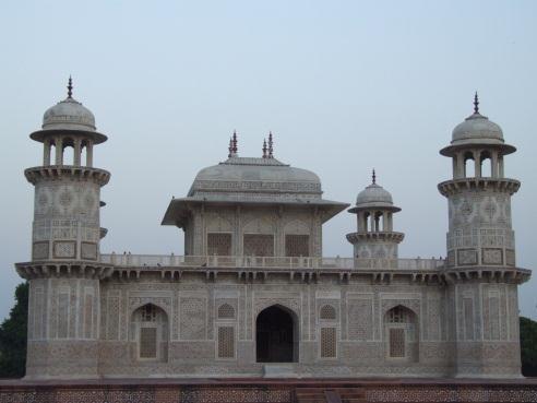 Este majestuoso mausoleo con jardín, imagen del jardín del paraíso islámico costó casi 41 millones de rupias y 500 kilos de oro. Alrededor de 20.