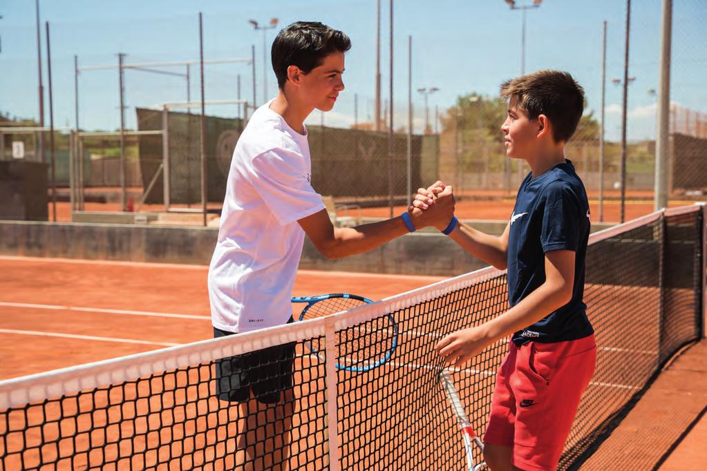 LEARN TO COMPETE: WEEKLY JUNIOR PROGRAMS En este programa de tenis en grupo, dirigido a jugadores entre 8 y 18 años, entrenarás con los coaches de Rafa Nadal Academy by Movistar bajo un completo