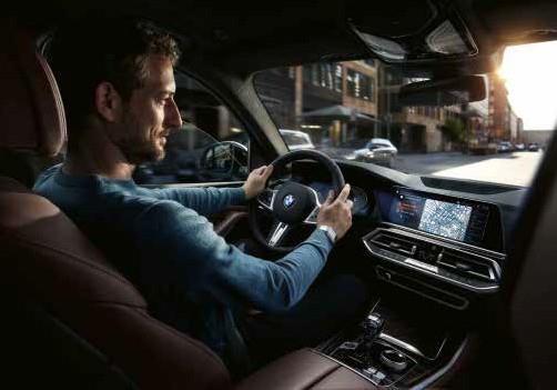 EQUIPAMIENTOS OPCIONALES PARKING ASSISTANT: Tu BMW detectará la posibilidad de estacionamiento, el conductor lo confirma a través del intermitente y acciona el botón de estacionamiento.