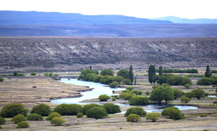 Cuenca del Senguer-Chico Estado de situación La cuenca ocupa 28 025 km 2 de superficie, recorre 360 kilómetros con un caudal medio de 50 m 3 /s y posee siete lagos naturales, que ocupan una