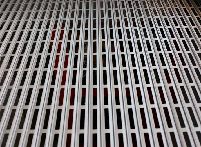 This slat has also the advantage of being flat, giving an aesthetic appeal, allowing it to be punched and perforated.