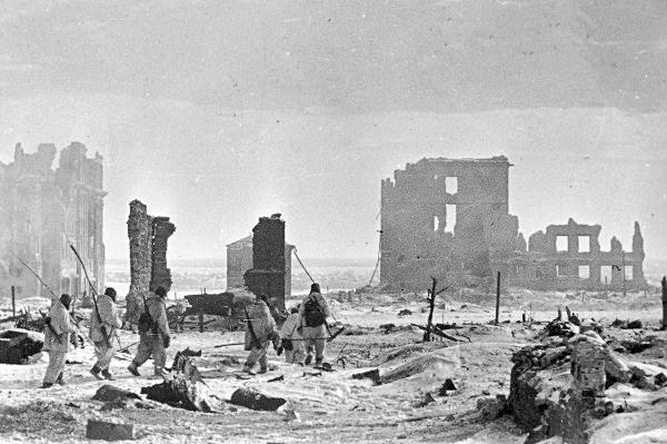 Italia entra en la guerra en 1940 junto a Alemania, y el Reino Unido se queda solo frente a las potencias del Eje, comenzando la Batalla de Inglaterra. STALIN intenta invadir Finlandia.
