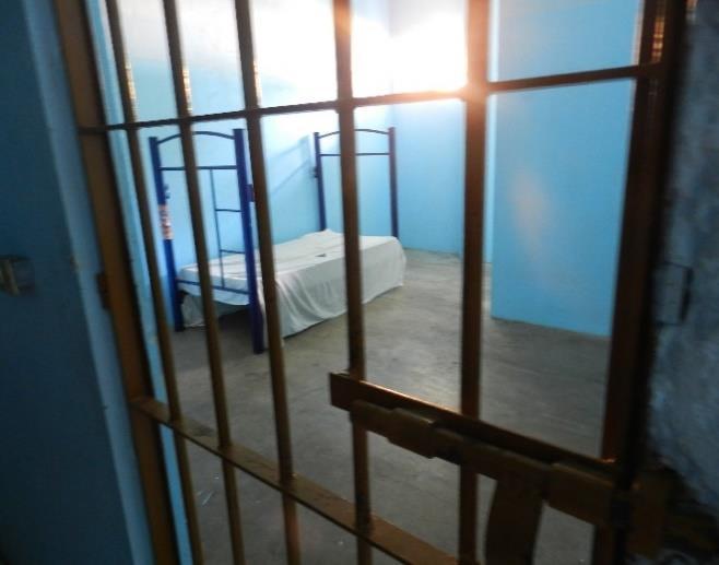 Se constató que las celdas para hombres y mujeres se encuentran limpias, con buena iluminación, mantenimiento, agua corriente y ventilación.