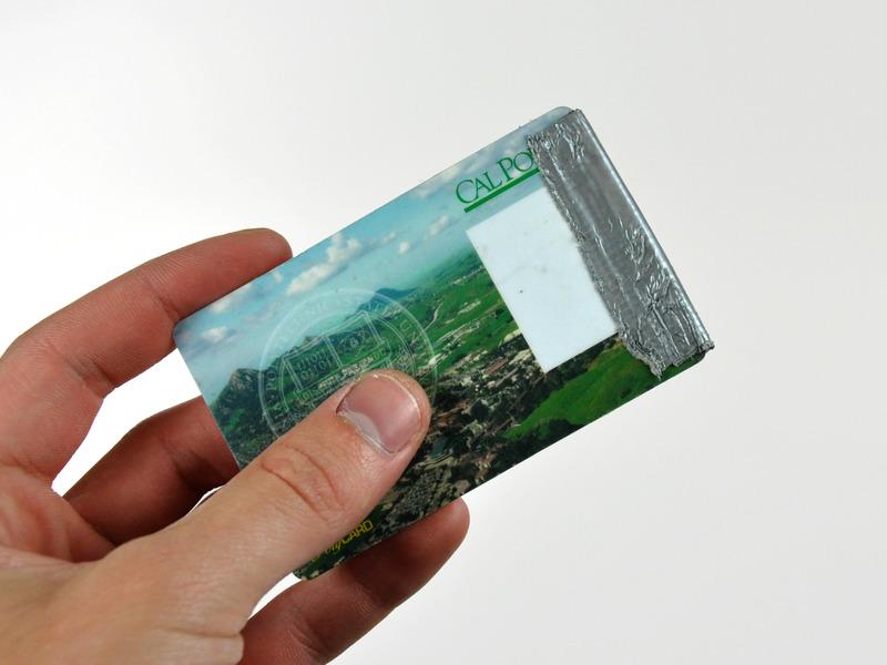 Puede ser necesario aplicar varias capas de cinta adhesiva a la parte superior de la tarjeta de acceso para ayudar en la