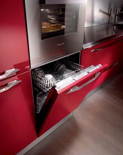 Le basi con ante curve, dotate di cestelloni estraibili, possono contenere grandi quantità di provviste. All the appliances (oven, refrigerator, dishwasher, etc.