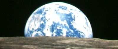La Tierra, nuestro hogar Recubierto de atmósfera (nitrógeno y oxígeno) y con gran cantidad de agua: el planeta azul.