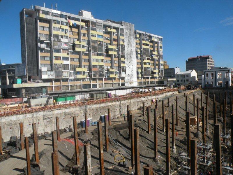 25 Mall del Centro Concepción (2008): 7,920m2 de pared moldeada 60cm de espesor. 204 und anclajes activos provisorios.