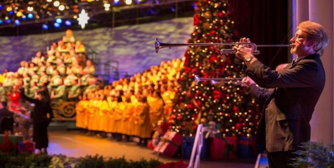 La presentación Candlelight Processional, una lectura tradicional de la historia de la Navidad leída por un narrador famoso y acompañada por una orquesta de 50 músicos y un