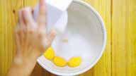 Repostería TARTA DE LA ABUELA DE NAVIDAD 4 yemas de huevo 150 gr. de azúcar 3 cdas. de maicena 1 tableta de turrón blando (250 gr.) 1 l.