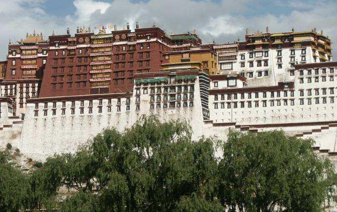 DÍA 5. LHASA. Desayuno. Hoy visitaremos el Palacio de Potala, la edificación más importante del Tíbet, que comenzó a construirse en el s. VII y se finalizó en el s. XVII por el quinto Dalai Lama.