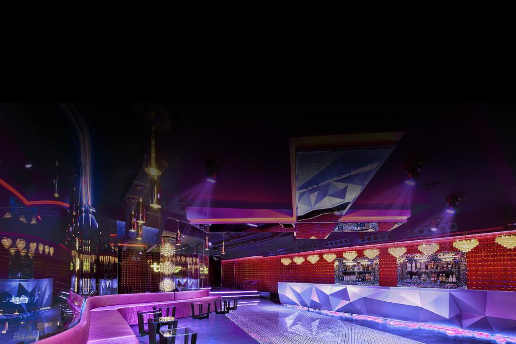 SALA ROYAL SUITE Royal Suite está situada en el último nivel, el más elevado de la discoteca, con características similares a la sala Nube 23.