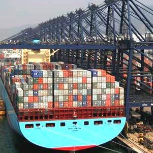 PUERTO COMERCIAL Los puertos comerciales representan un complejo sistema que tiene como finalidad el transbordo de las mercancías desde el