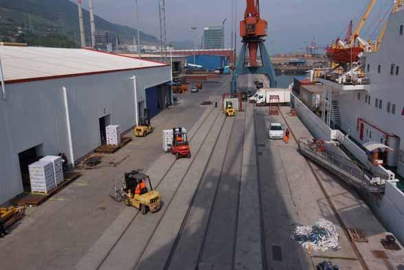 Los puertos universales son aquellos puertos que realizan o que son capaces de realizar todas las funciones de la manipulación marítima.