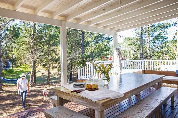 La galería y el deck con piso de pino tratado son las zonas que más se usan en verano, cuando llegan familiares y amigos.