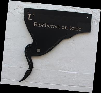 Empecemos! 1- Place des Halles A Rochefort-en-Terre, tenemos el escudo de la primera familia (Les Rochefort) que hizo las enseñas en el siglo 12.