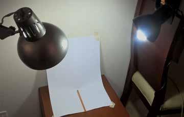 Instalar un pequeño estudio de fotografía para documentar material es relativamente sencillo, se necesita tres cartulinas blancas, dos lámparas con iguales características, una mesa y un par de