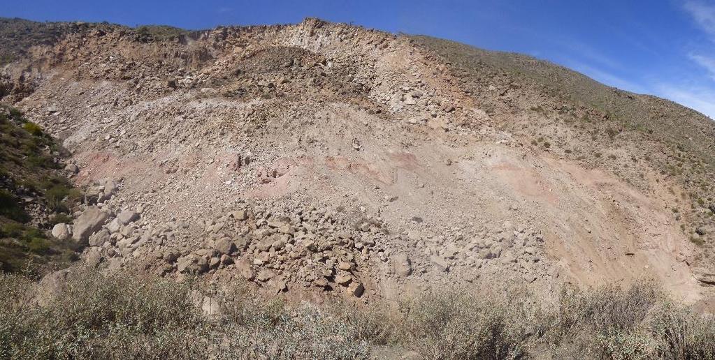 5.2. Caracterización del movimiento El deslizamiento de rocas del sector Llojepata - Chaquihuayjo es un movimiento en masa de tipo rotacional retrogresivo, de 425 m de extensión y 15 a 20 m de salto