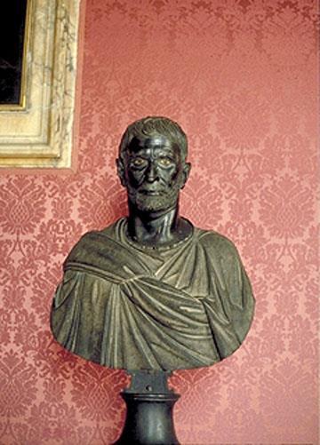 ) La tradición funeraria romana, heredada de los etruscos, se caracterizaba por hacer máscaras en cera o arcilla del rostro de los fallecidos y guardarla en los lararios.
