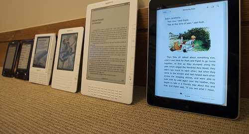1. Definició i característiques Un llibre electrònic (e-book) és una publicació digital basada en imatges i text i que és produïda, publicada i llegible en ordinadors o altres aparells digitals.