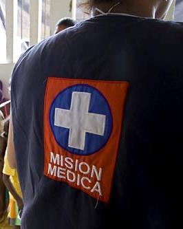 REGLAS DE LA GUERRA El personal de salud, los medios de transporte e instalaciones sanitarias y el emblema de la Cruz Roja deben ser respetados y protegidos.