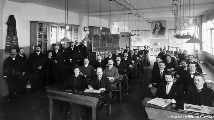 III: Segunda sorpresa: profesora en la Escuela del Partido Socialdemócrata en Berlín Rosa Luxemburgo enseñó economía política e historia económica (desde 1907 hasta 1914).
