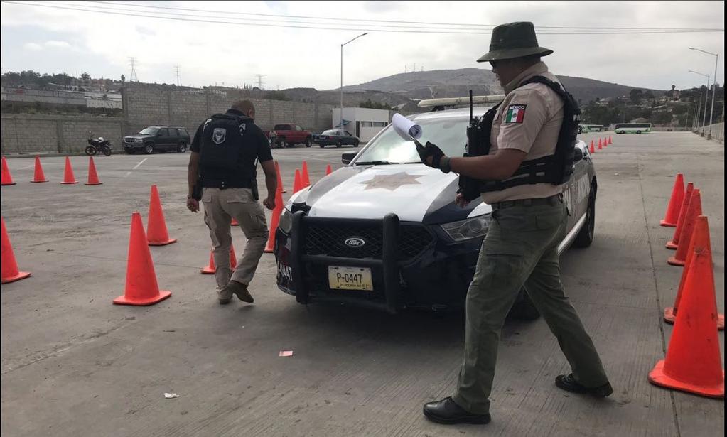 Evalúa Policía Municipal a oficiales para ascensos Desde el pasado lunes elementos de la Policía Municipal de Tijuana han participado en una evaluación para obtener ascensos en su carrera.