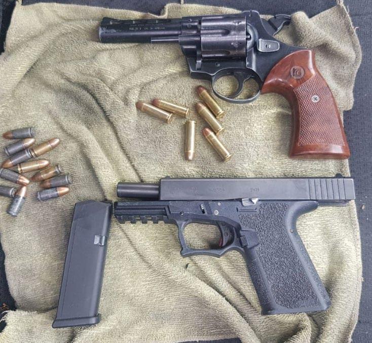 Policía Municipal detiene a dos con armas en La Esperanza Elementos de la Policía Municipal arrestaron a dos hombres, al sorprenderlos en posesión de un par de armas de fuego.