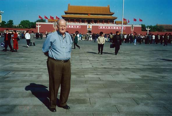 Norberto Ticca - HIDRAMET En la Plaza Tiananmen de Beijing, en un viaje a China en representación de AAFMHA.