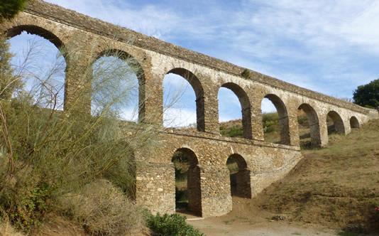 Los cinco acueductos que se conservan, el de Torrecuevas, los tramos I,II y III y el tramo de la Carrera de la Concepción en dirección aguas abajo del río