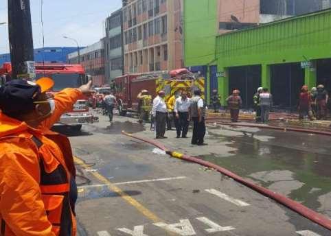 Durante la emergencia trabajaron un total de 37 unidades de bomberos, entre autobombas, escalas, cisternas, ambulancias; además de brigadistas de la Dirección de Redes Integradas de Salud de Lima