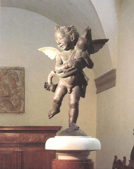 Ambas son réplicas de dos estatuas famosas de Donatello, aunque pueden apreciarse fácilmente las diferencias