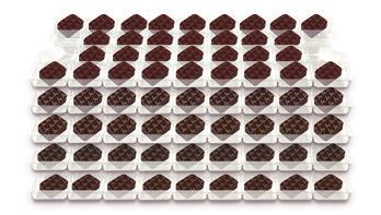 Ref. 14011 SURTIDO DE BOMBONES CÓCTEL Caja de 160 unidades distribuidas en 5 bandejas, cada una de un sabor: gin-tonic, cosmopolitan, mojito, caipirinha y piña colada.