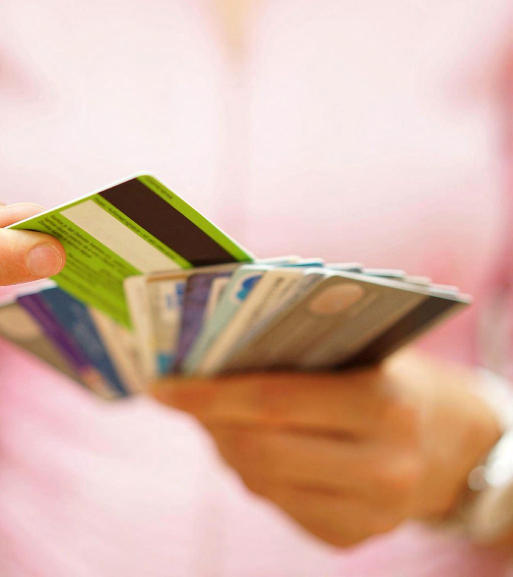Características Las tarjetas de crédito amparadas comparten todas las características de una tarjeta de crédito normal y se adicionan unas especiales, algunas de estas son: Las tarjetas amparadas se