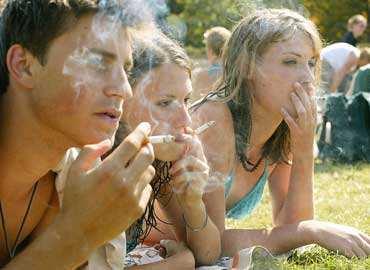 Los jóvenes fuman más m s que los mayores 100% 90% 80% 70% 60% 50% 50 52 61 64 86 40% 30% 20% 10% 0% 38