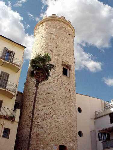 És l'edifici més emblemàtic de la ciutat perquè és el referent visible de la vila medieval de Terrassa, origen de la ciutat actual.