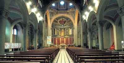 d'estil gòtic de l'entrada. La basílica del Sant Esperit va passar a ser considerada catedral l'any 2004.