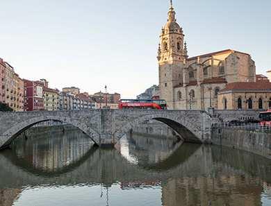 El crecimiento urbano de Bilbao se concentró en un espacio pequeño, reducido a las tres primeras calles de la Villa: Somera, Artekale ytendería (másla parte de Bilbao la Vieja).