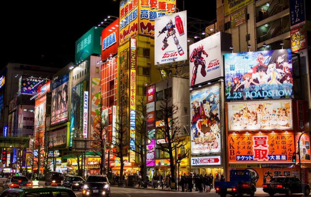 entretenimiento audiovisual, como anime, manga y videojuegos en su mayoría se encuentran en la calle