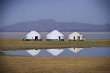 Tiempo dedicado a recorrer los alrededores del lago (caminatas) y a conocer la vida nómada de los Kirguizes. Almuerzo en campamento.
