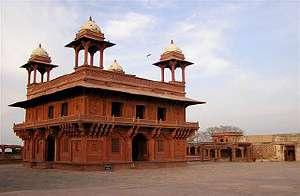 Por la noche participa en la ceremonia de Aarti de la tarde en el templo Laxminarayan. 10 Fatehpur Sikri/Agra: viaje de 4-5 horas aprox. 8 de agosto Desayuno y viaje hacia Agra.