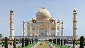 Akbar, el emperador mogol construyó este complejo elevado de monumentos y templos que luego fueron abandonados por falta de agua.