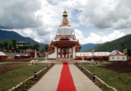 Otros puntos destacados que se incluyen en la visita son: Tashichho Dzong, sede del gobierno nacional y del Cuerpo Monástico Central, la