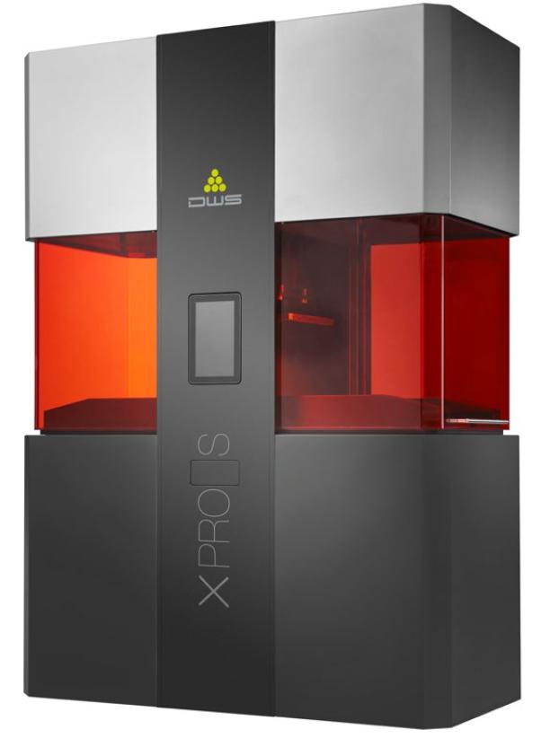 XPRO S La innovadora impresora 3D de DWS para producción. XPRO S es la elección ideal para grandes laboratorios que necesitan producir grandes cantidades en poco tiempo de modelos.