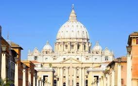 DIMENCIONES La nave mide 218 metros de largo. La cúpula de la Basílica de San Pedro es la más grande del mundo y mide 42 m de diámetro y 138 m de alto. El interior cuenta con 45 altares.