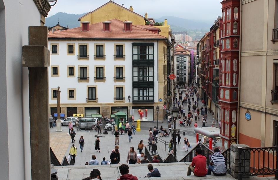 Casco histórico de Bilbao: callejear por el casco histórico es visita obligada. A través de callejuelas adoquinadas podréis descubrir el verdadero origen de la ciudad.