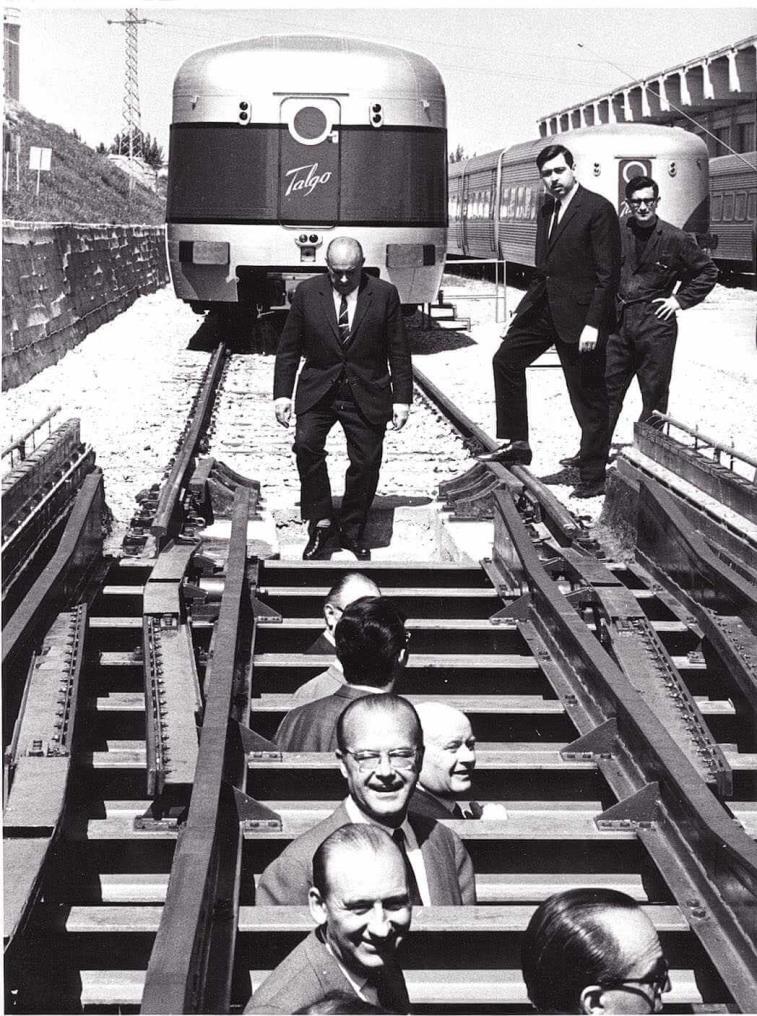 En noviembre de 1968 un Talgo III RD realiza el primer viaje de un tren entre Madrid y París sin